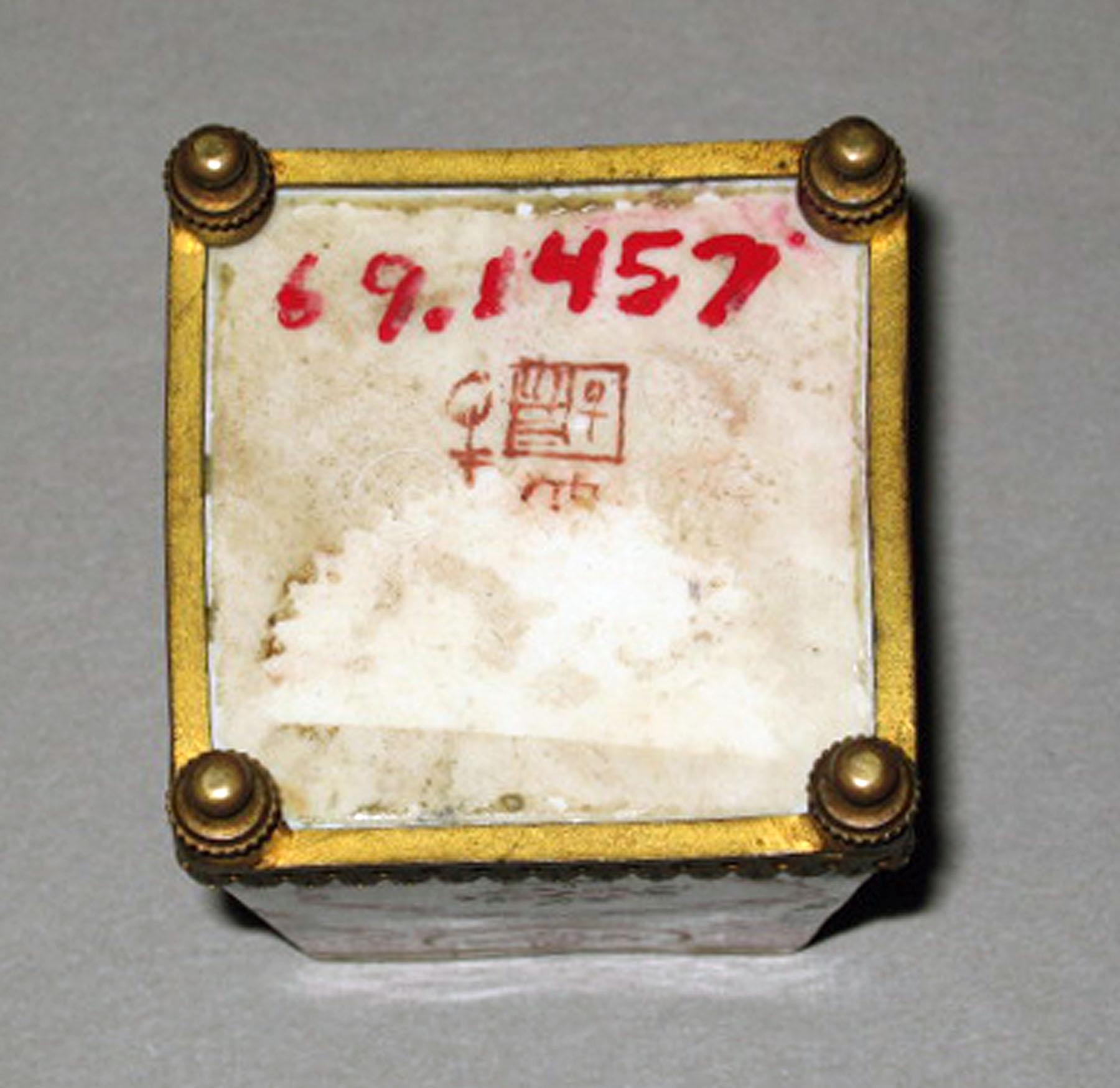 1969.1457 Porcelain inkwell (underside)