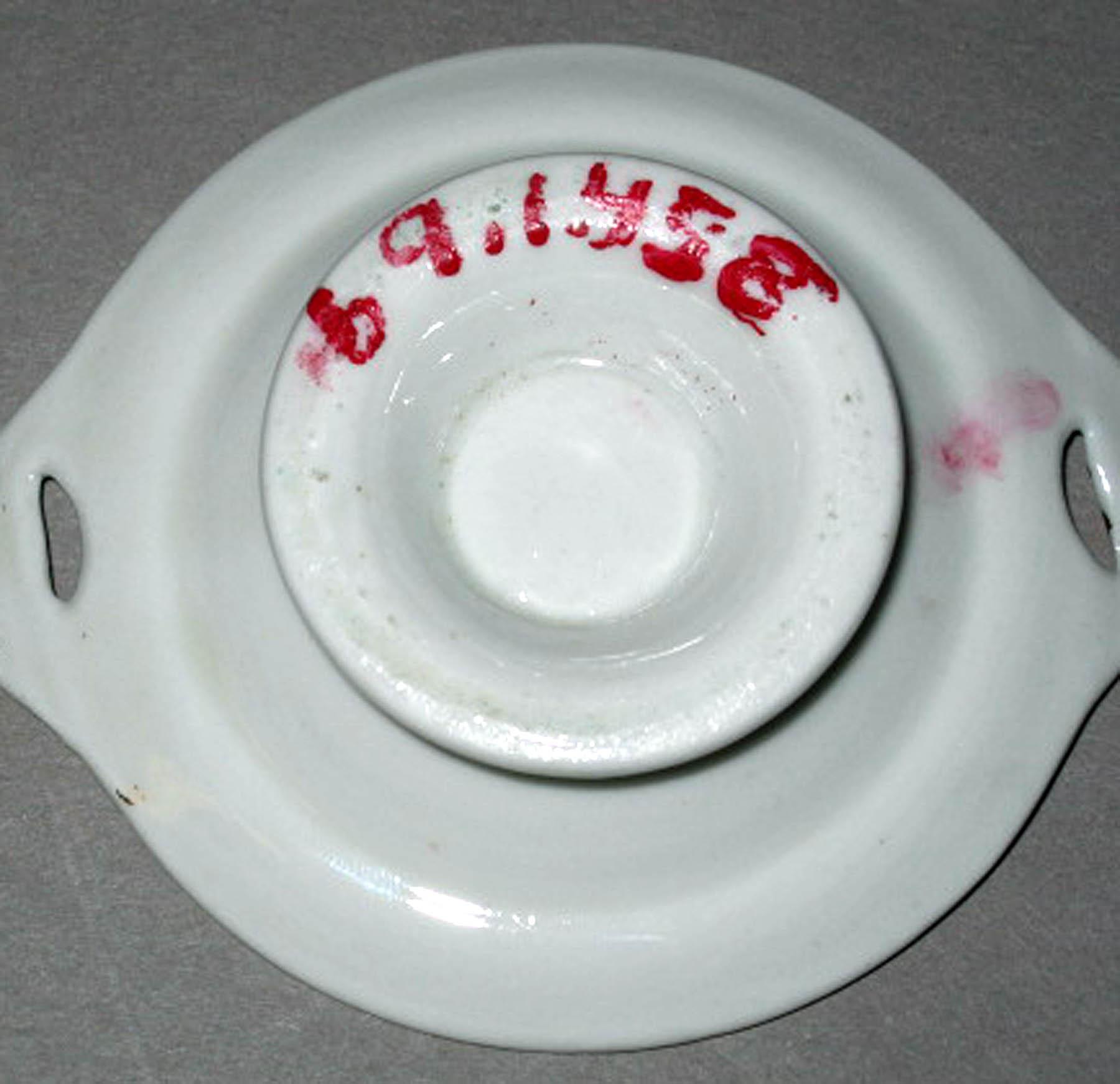 1969.1458 Porcelain stand (underside)