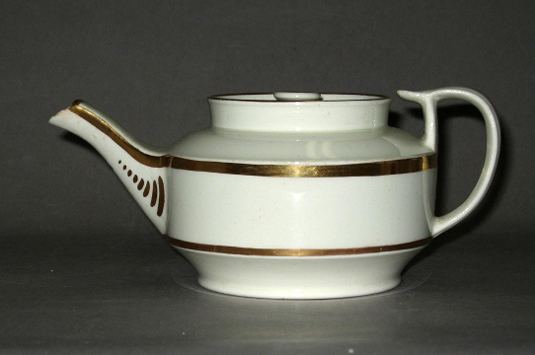 1969.1471 Porcelain teapot