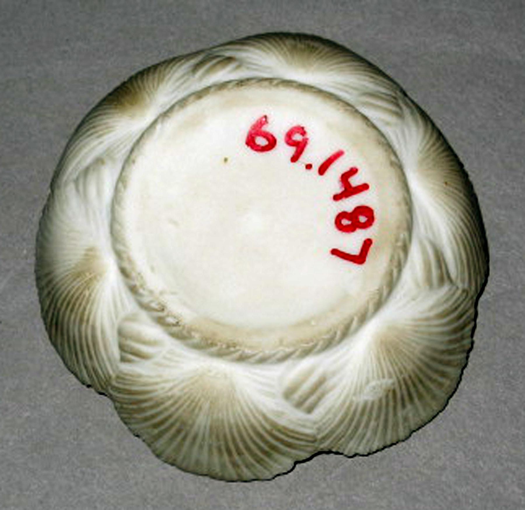 1969.1487 Porcelain dish (underside)