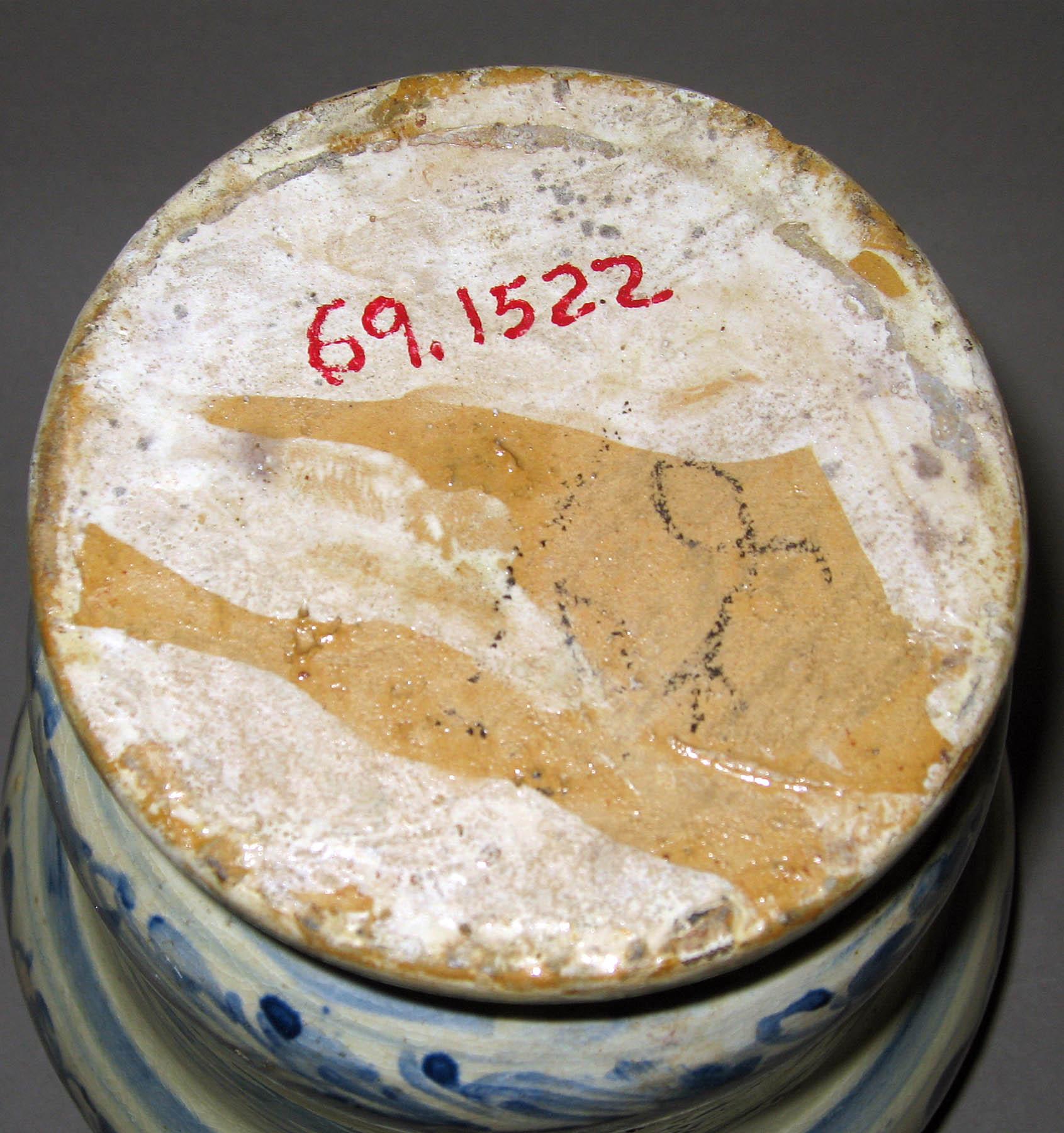 1969.1522 Earthenware vase (underside)