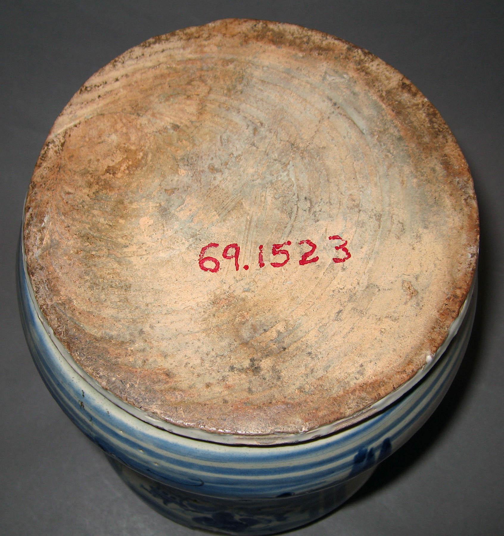1969.1523 Earthenware vase (underside)