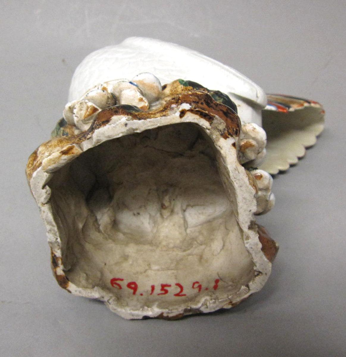 1969.1529.001 Porcelain figure chicken underside