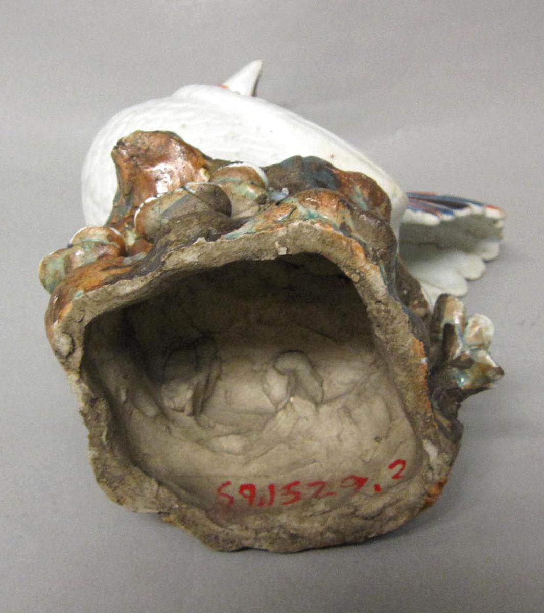 1969.1529.002 Earthenware figure chicken underside