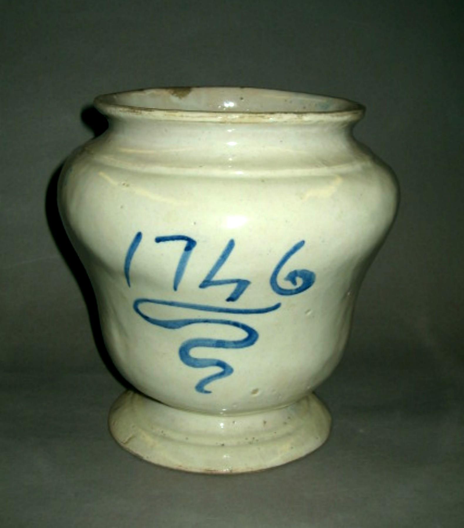 1969.1533.001 Tin-glazed earthenware vase (reverse)