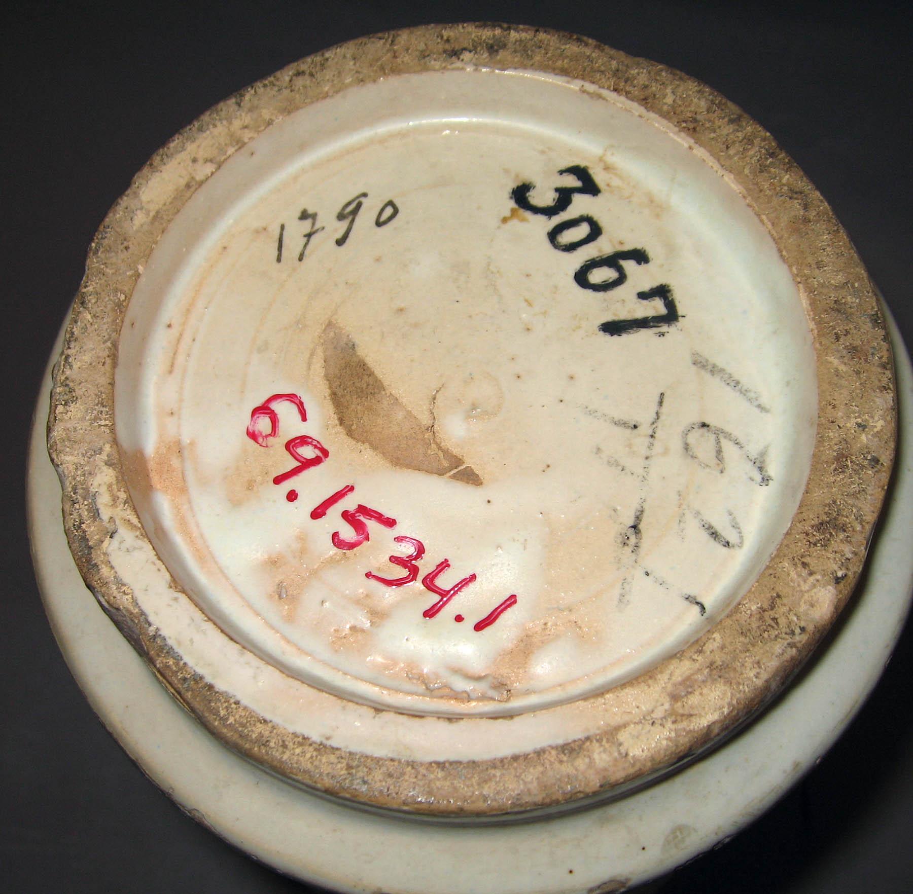 1969.1534.001 Earthenware apothecary jar (underside)