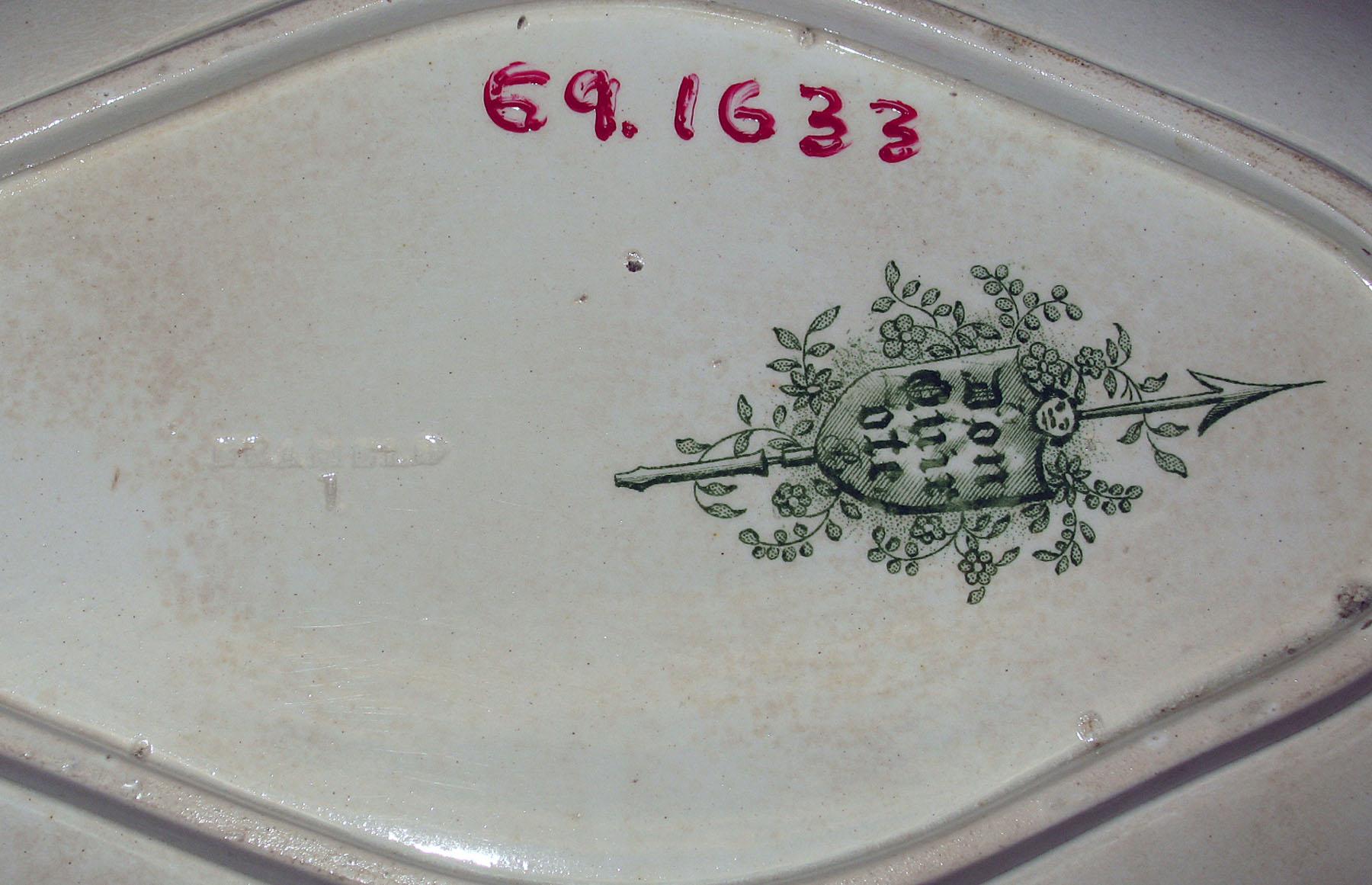 1969.1633 Earthenware dish, detail