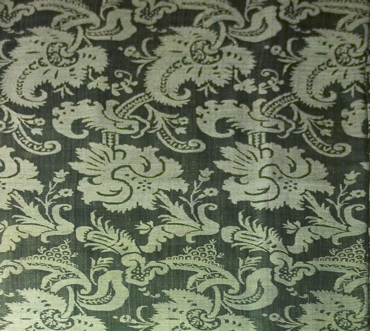 1969.1663 B Window Hanging, Side Curtain, Pattern Repeat-Oblique View