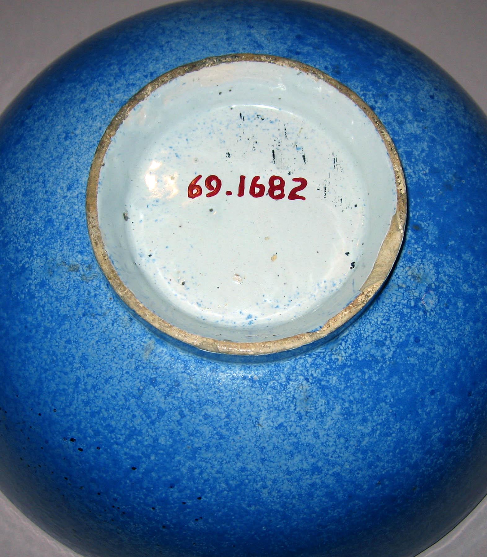 1969.1682 Delftware bowl (underside)