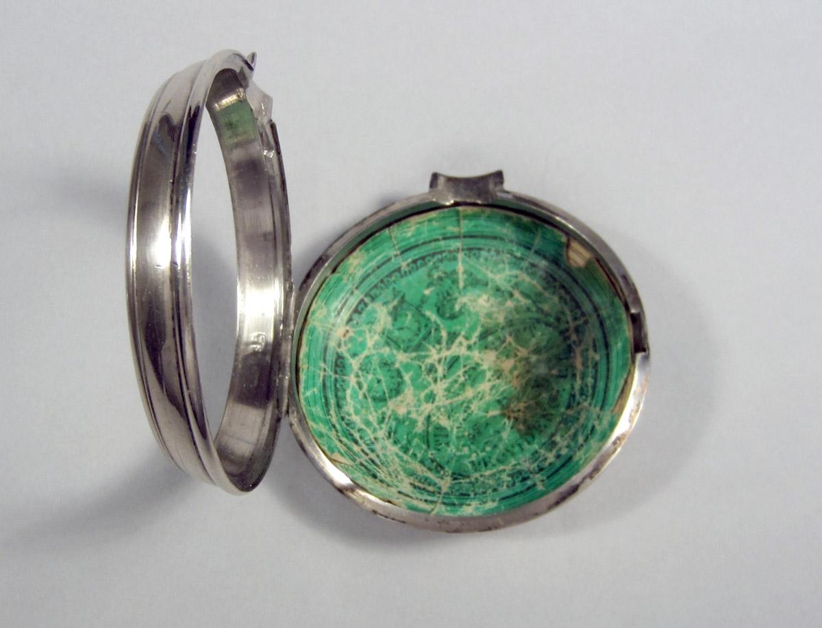 1957.0041.002 B Silver Pocket watch outer case open
