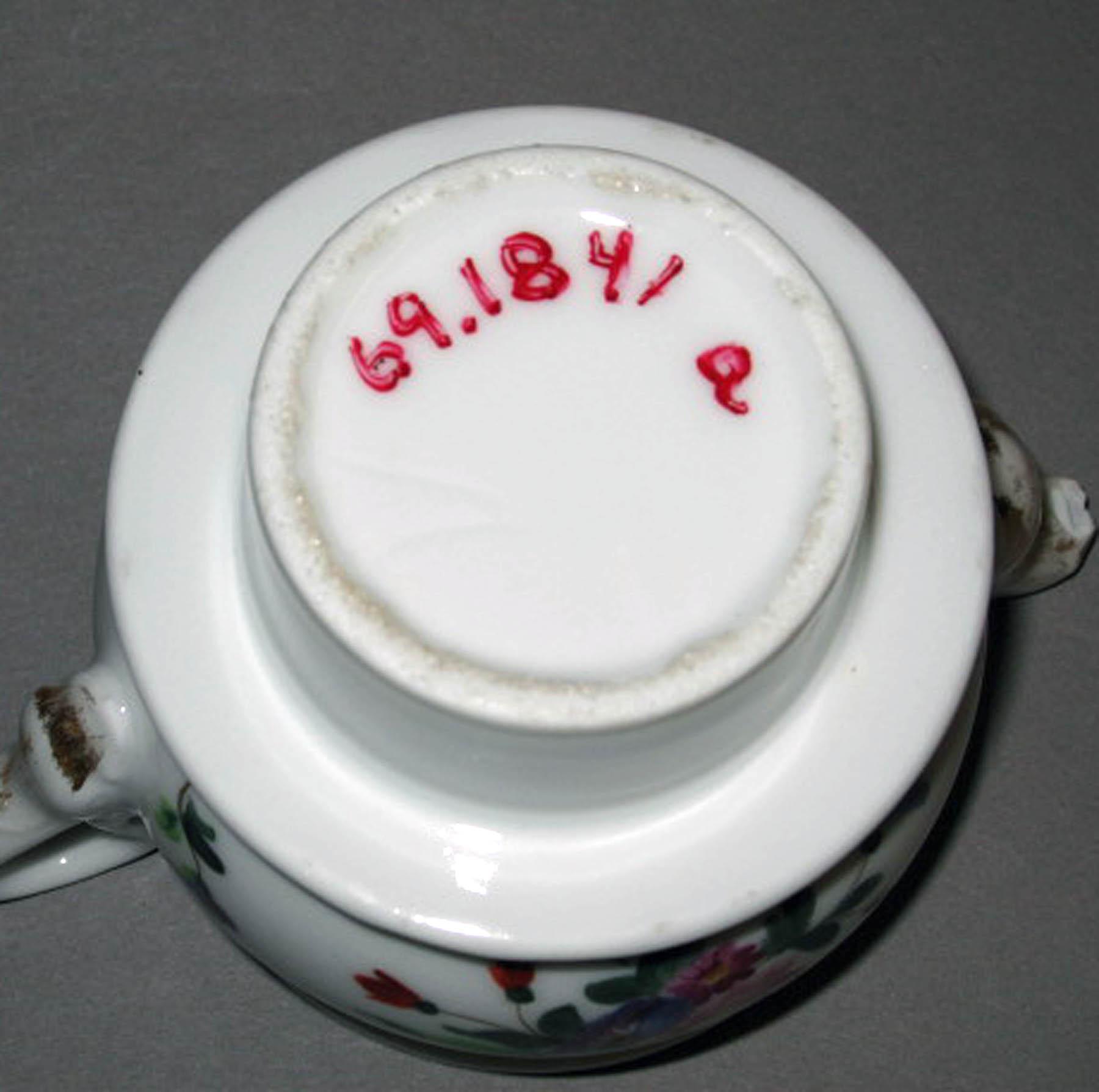 1969.1841 A Porcelain teapot (underside)