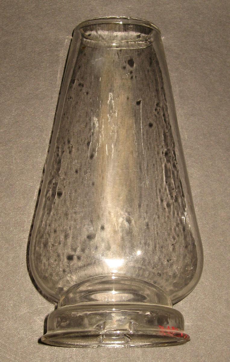 1969.1865 Glass lamp chimney