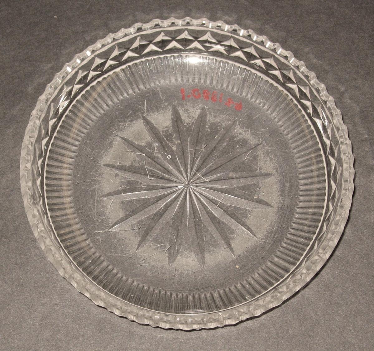 1969.1880.001 Glass dish
