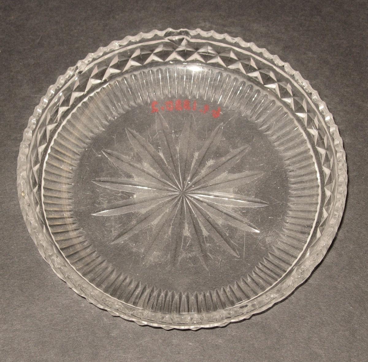 1969.1880.002 Glass dish