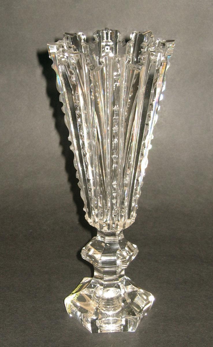 1969.1896.004 Glass vase