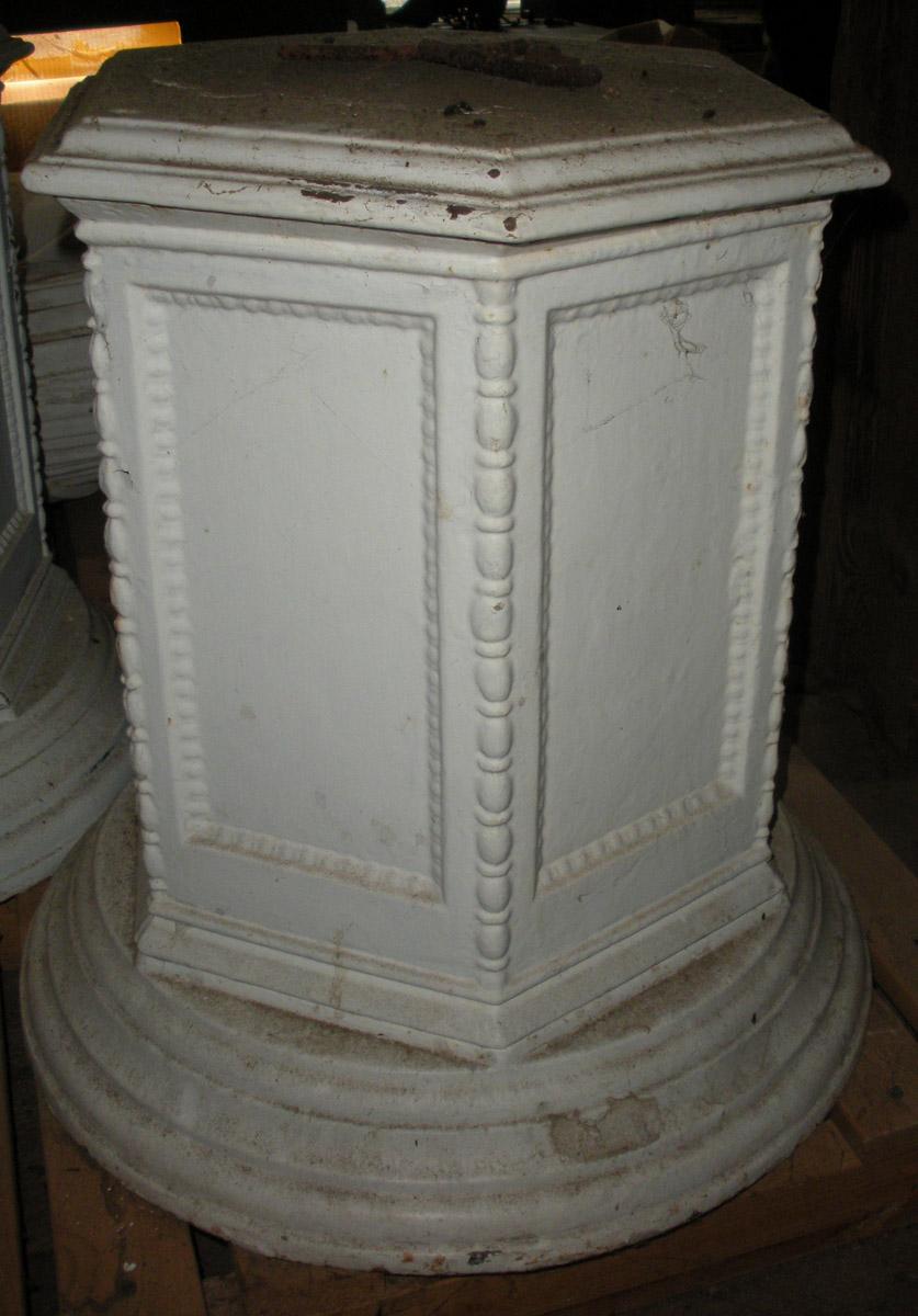 1969.1986.001B pedestal