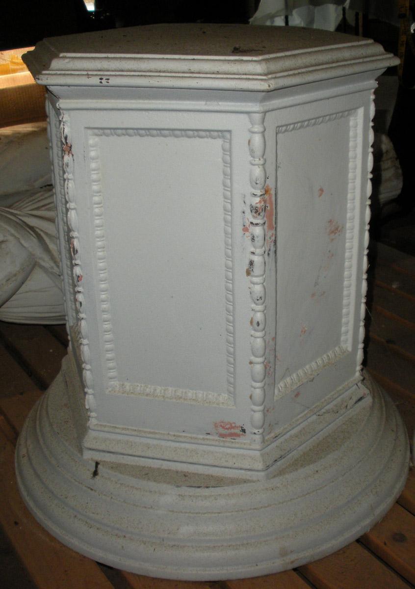 1969.1986.002B pedestal