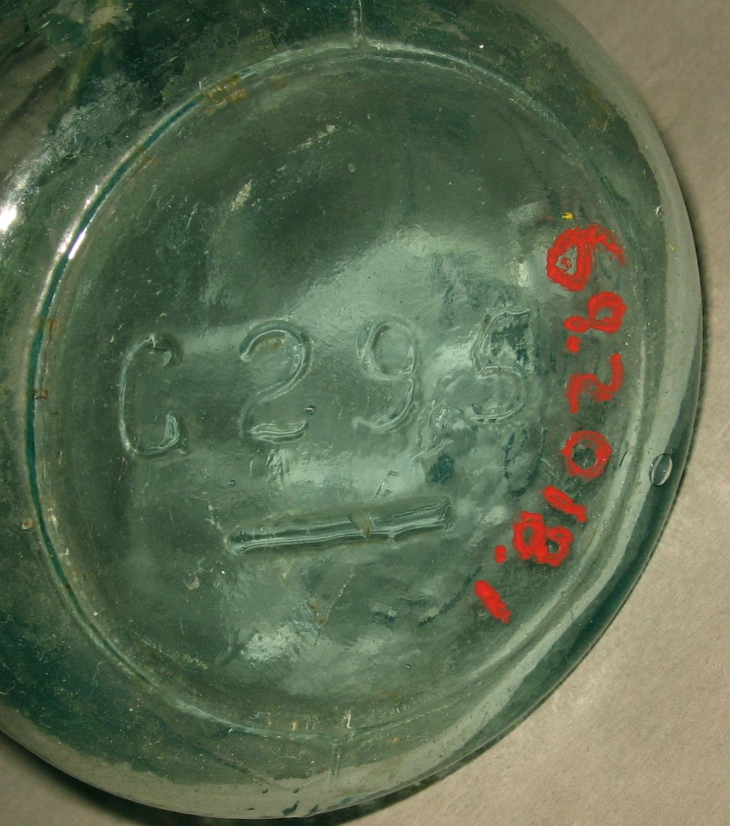 1969.2018.001 Glass jar (underside)