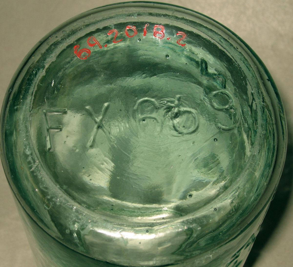 1969.2018.002 Glass jar (underside)