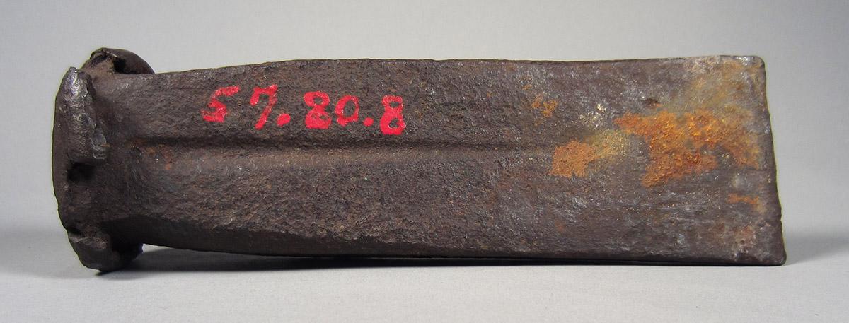 1957.0080.008 Splitting wedge, side 1