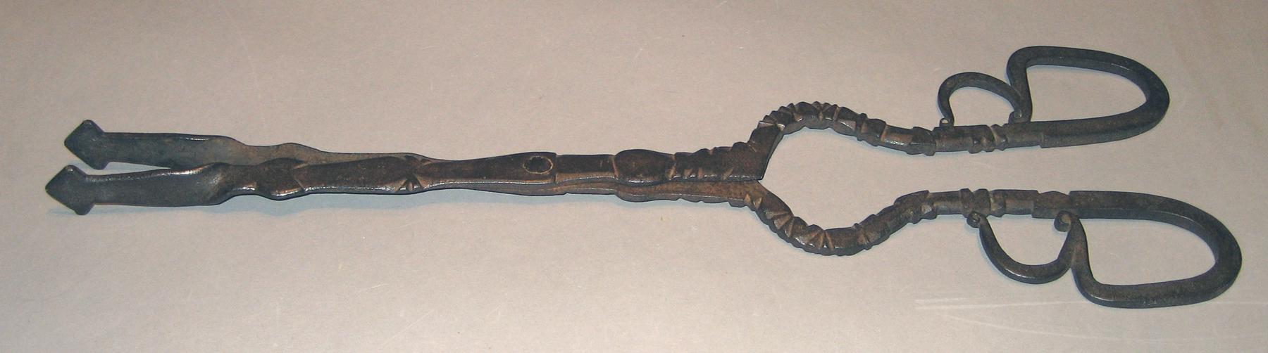 1957.0083.004 Tongs