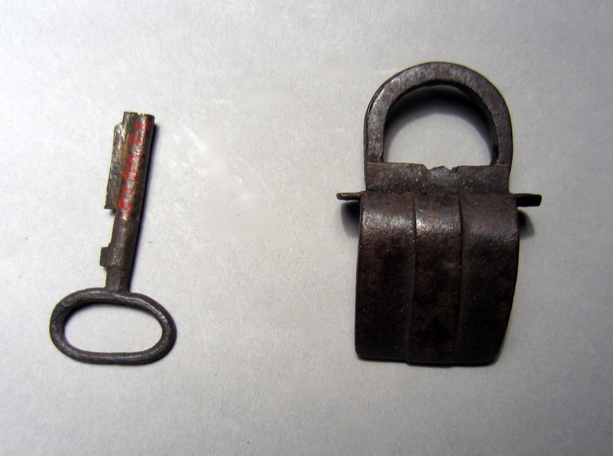 1957.0084.005 A-B, Padlock and key, View 1