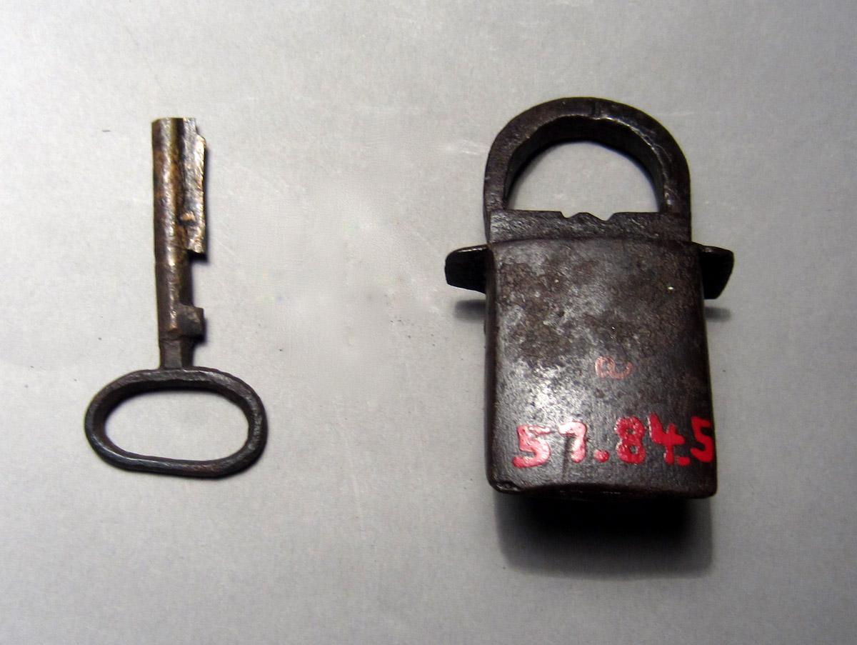 1957.0084.005 A-B, Padlock and key, View 2