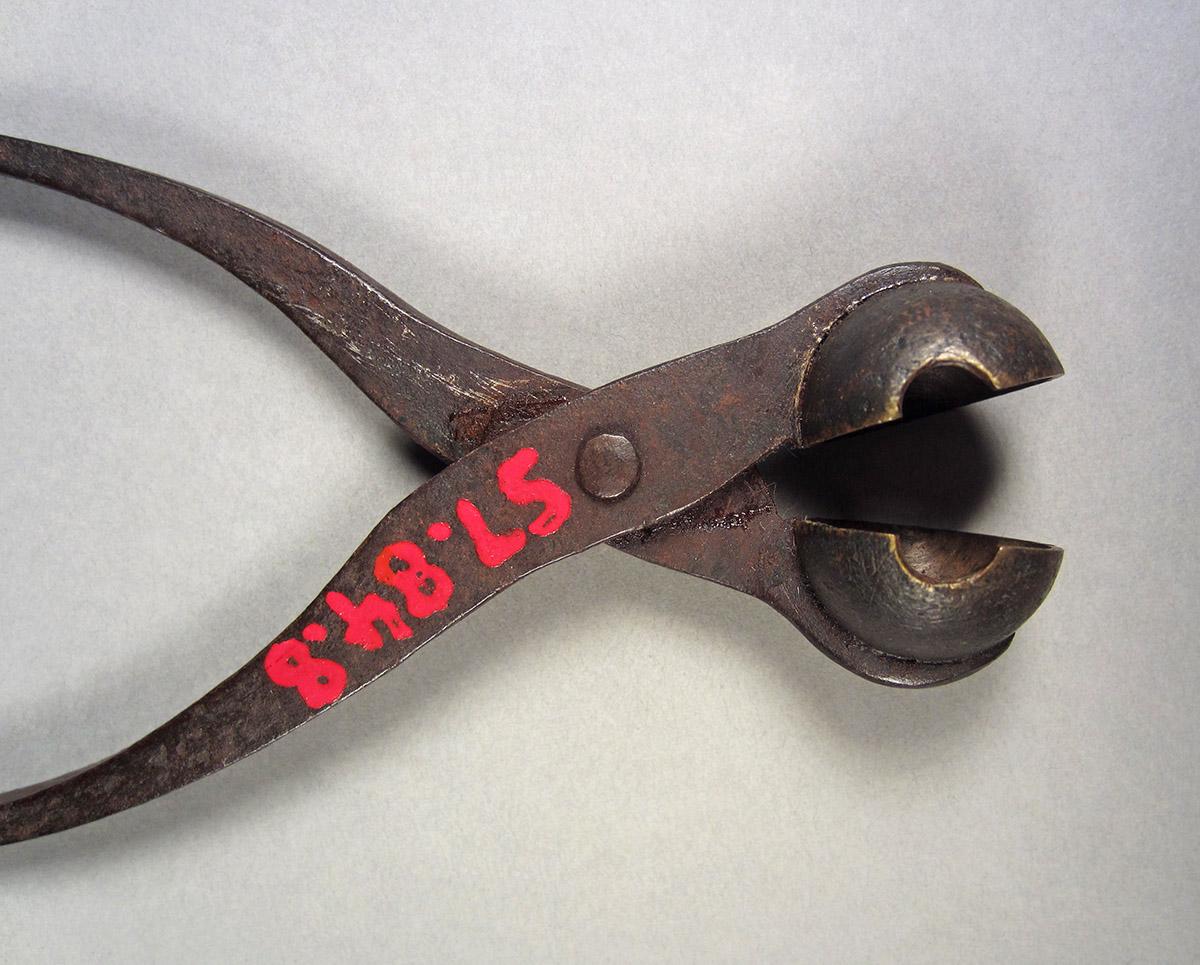 1957.0084.008, Bullet mold, jaws side 2