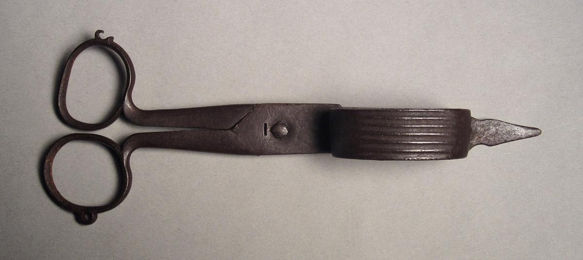 1957.0084.009, Snuffer, side 1
