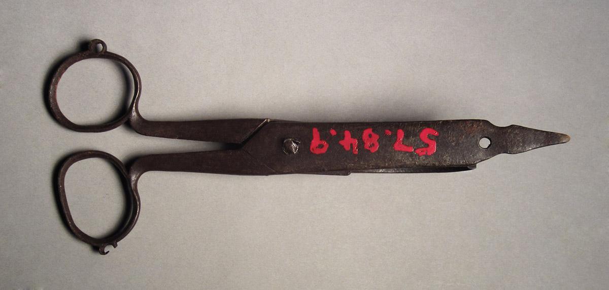 1957.0084.009, Snuffer, side 2