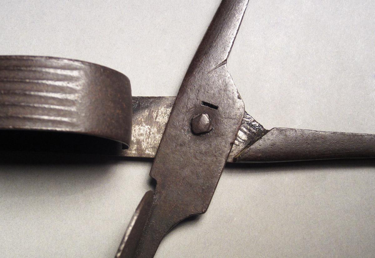 1957.0084.009, Snuffer, hinge detail