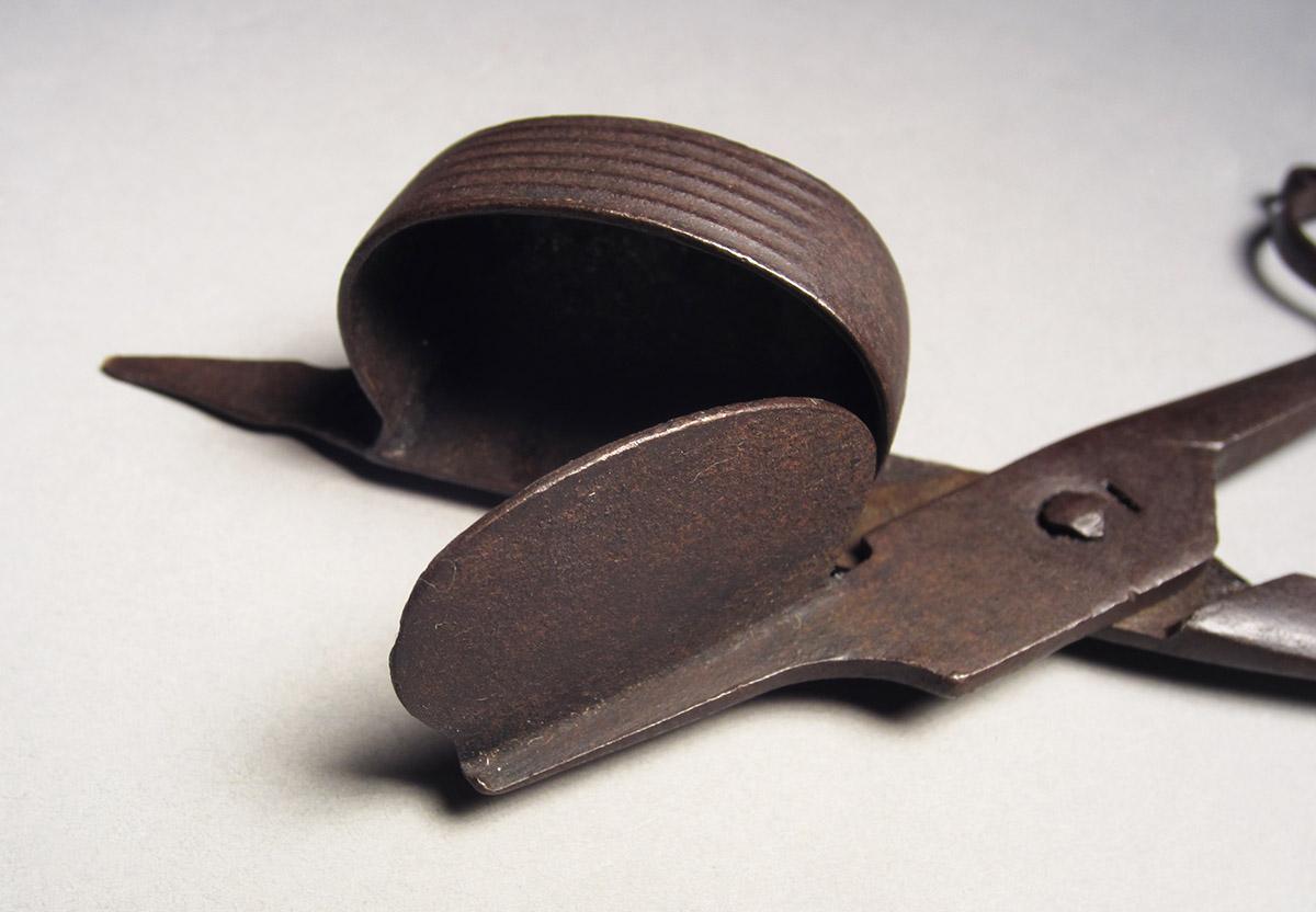 1957.0084.009, Snuffer, snuffer detail