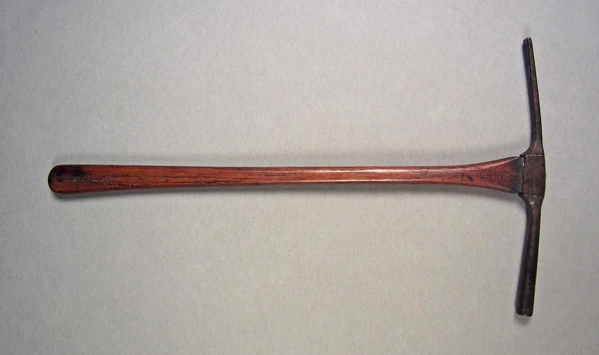 1957.0084.037, Hammer, side 1
