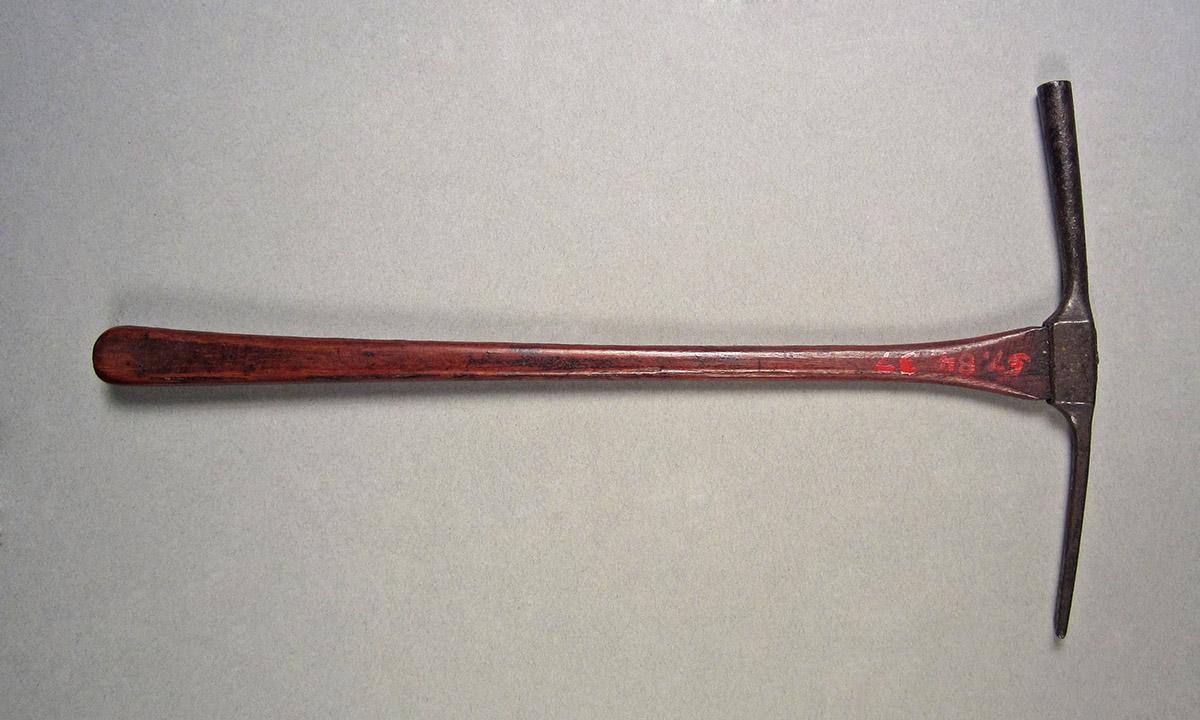 1957.0084.037, Hammer, side 2