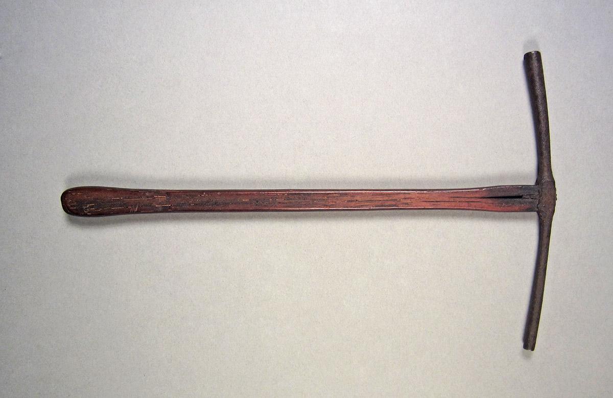 1957.0084.038, Hammer, side 1
