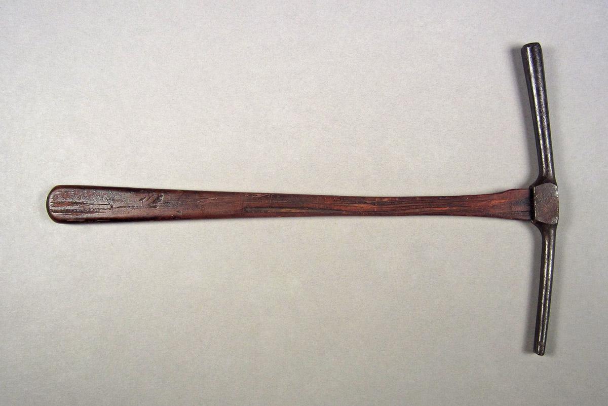 1957.0084.039, Hammer, side 1