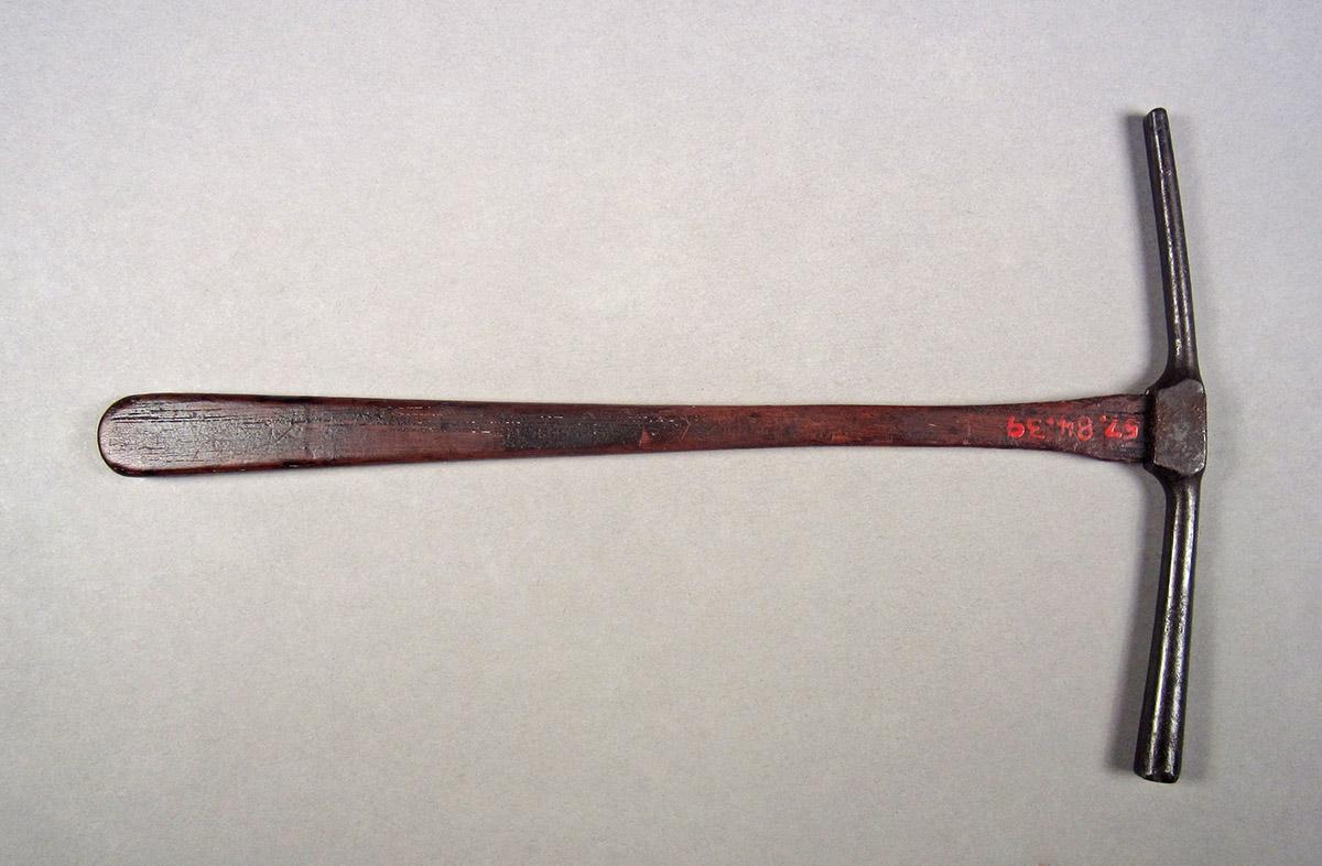 1957.0084.039, Hammer, side 2