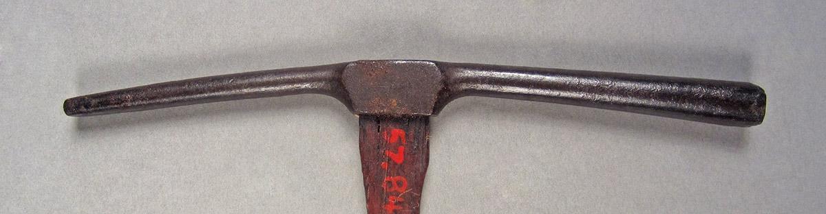 1957.0084.039, Hammer, head side 1