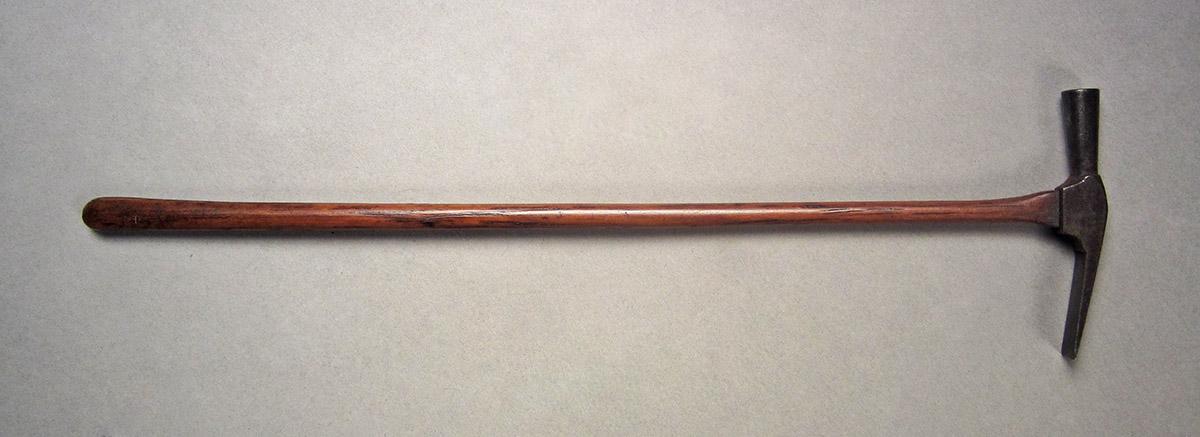 1957.0084.040, Hammer, side 1