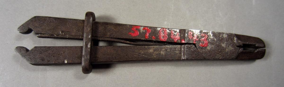 1957.0084.043 Tongs, View 1