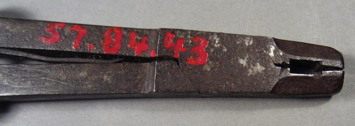 1957.0084.043 Tongs, Detail