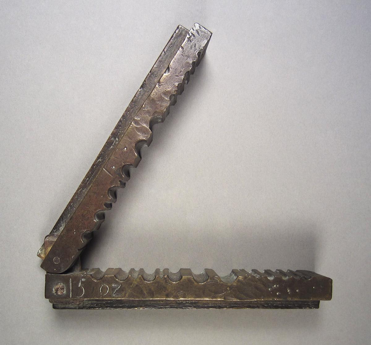 1957.0084.053, Wire vise, open