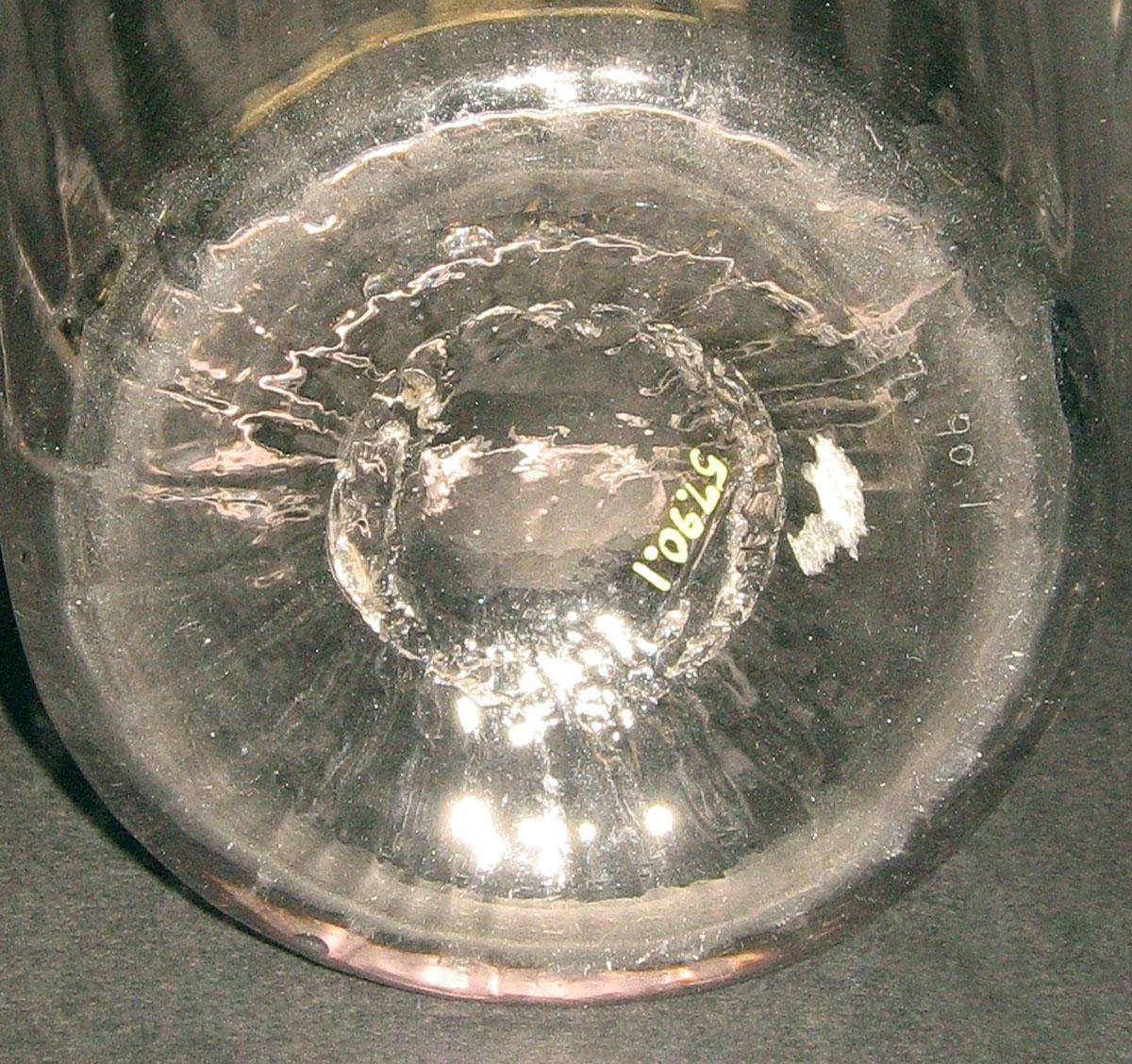 1957.0090.001 Glass tumbler (underside)