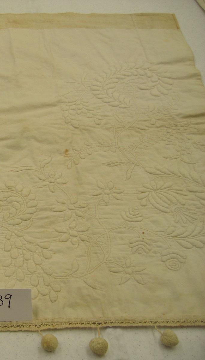 1969.3039 Tablecover detail