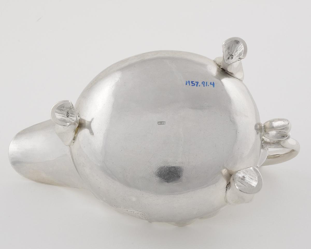 1957.0091.004 Sauceboat, underside