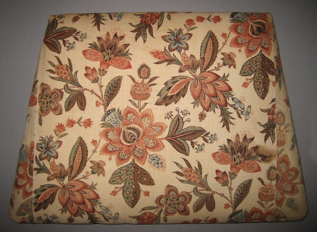 1969.3082.004 Slip seat view 1