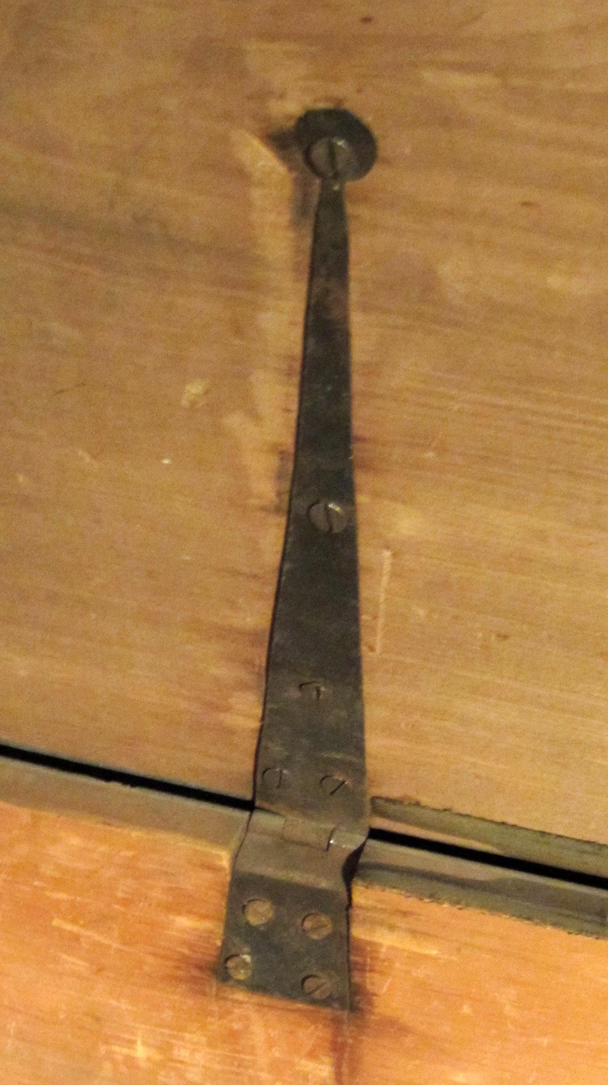 1957.0093.001 Tool chest, Hinge detail