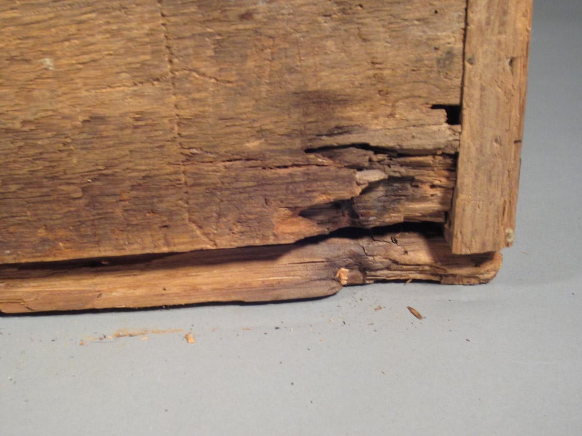 1957.0093.001 Tool chest, Underside corner damage