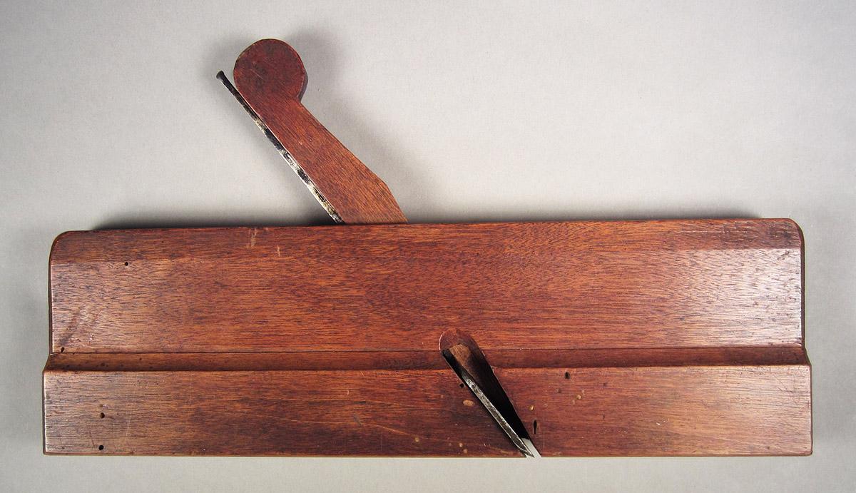 1957.0093.004 A-C, Molding plane, overall side 1