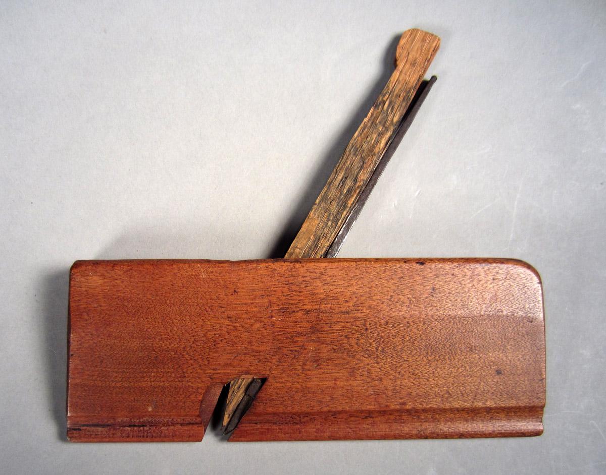 1957.0093.015 A-C Table round plane, View 2